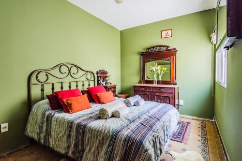 - une chambre avec un lit doté d'oreillers colorés et d'un miroir dans l'établissement Sky Garden Sarandi [Duplex] Wild Terrace Old Town, à Montevideo
