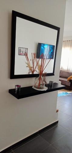 Una televisión o centro de entretenimiento en Appartement Familial avec Jardin, Résidence avec Piscine Dar El Bahr