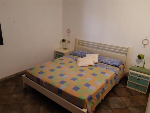 サン・パスクアーレにあるCasa al Mareのベッドルーム1室(ベッド1台、ナイトスタンド2台付)