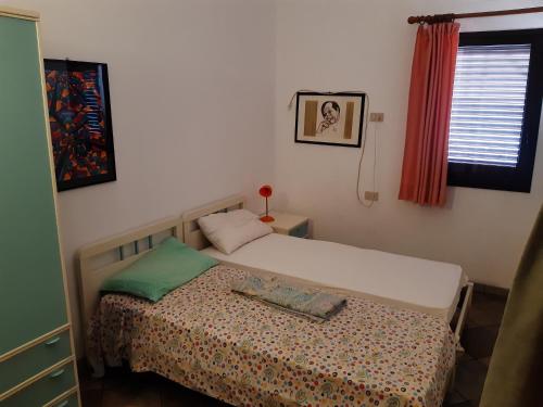 サン・パスクアーレにあるCasa al Mareの小さなベッドルーム(ベッド2台、窓付)