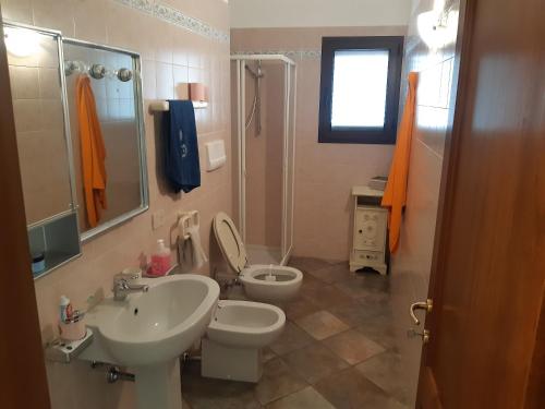 サン・パスクアーレにあるCasa al Mareのバスルーム(洗面台、トイレ、シンク付)
