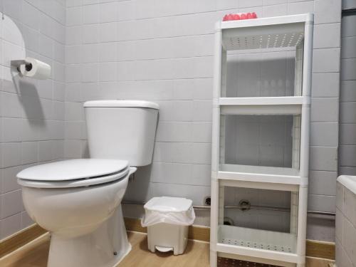 uma casa de banho com um WC branco e uma prateleira em DISCOVER PORTO - Boavista 2 em Porto