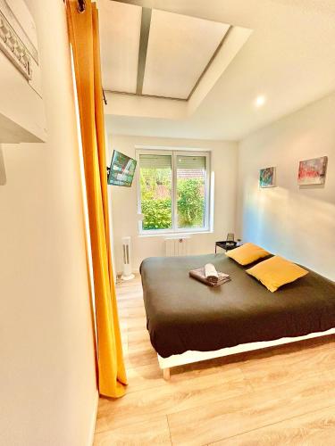 une chambre avec un lit et une fenêtre dans l'établissement Malaka Home Anzin, à Anzin