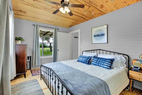 um quarto com uma cama e uma ventoinha de tecto em Luxurious Cottage on 3-Acre's in Fred Wine Country em Fredericksburg