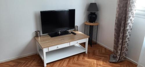 Appartement entier paisible proche Toursにあるテレビまたはエンターテインメントセンター