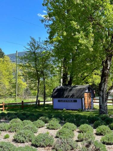 Ein Garten an der Unterkunft Lake Time Harrison