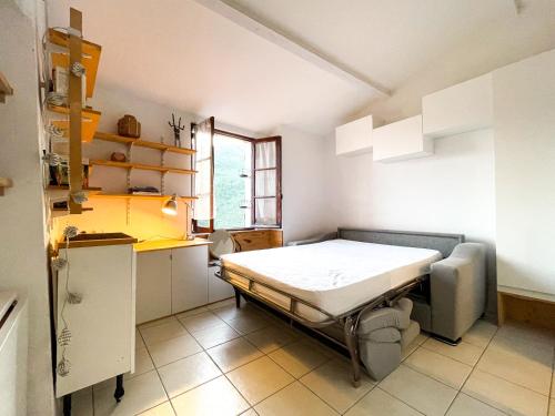 une chambre à l'hôpital avec un lit et une fenêtre dans l'établissement Studio Sainte Agnès, à Sainte-Agnès