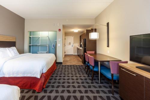 מיטה או מיטות בחדר ב-TownePlace Suites by Marriott Front Royal