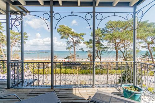 Blick auf den Strand von einem Pavillon in der Unterkunft Villa Baltik in Binz