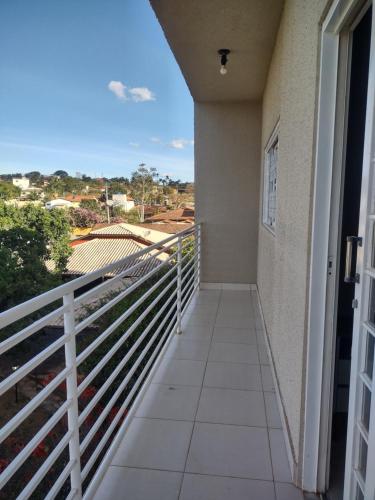 a balcony with a view of the ocean at casa temporada lua nova centro in Alto Paraíso de Goiás