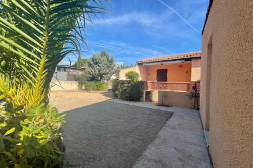 une maison avec un palmier à côté d'un bâtiment dans l'établissement Nice nest in downtown Caves, à Caves