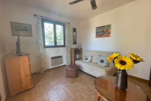 un salon avec un canapé et une table dans l'établissement Nice nest in downtown Caves, à Caves