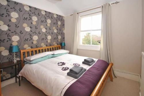 um quarto com uma cama com duas toalhas em Mews Cottage in Private Seafront Estate em Bognor Regis