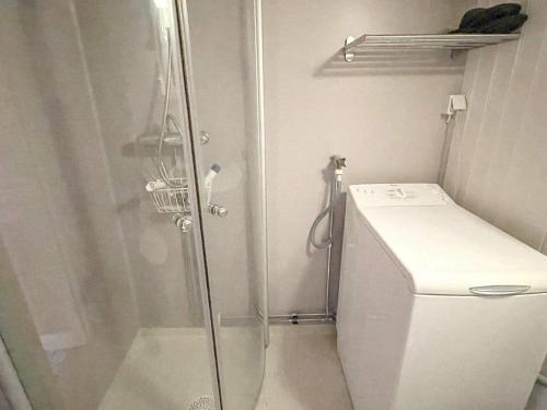mała łazienka z prysznicem i toaletą w obiekcie Holiday home BROMÖLLA w mieście Bromölla