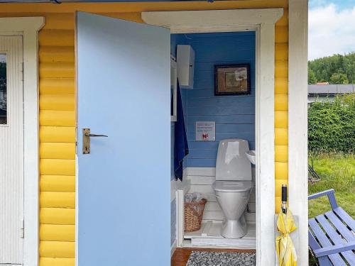 La salle de bains est pourvue de toilettes à la porte d'une maison. dans l'établissement Holiday home KOLMÅRDEN, à Kolmården