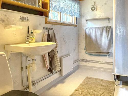 een witte badkamer met een wastafel en een douche bij Holiday home Rejmyre III in Rejmyre