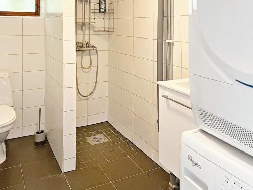 bagno con doccia e servizi igienici. di Holiday home ÅKERSBERGA V ad Åkersberga