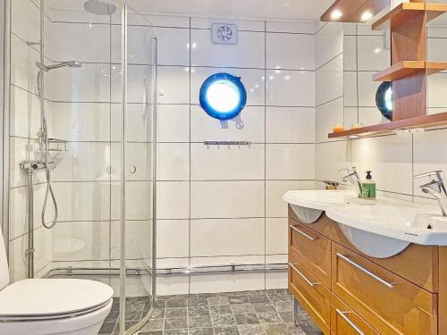 y baño con ducha, aseo y lavamanos. en Holiday home BORGHOLM XVIII, en Borgholm
