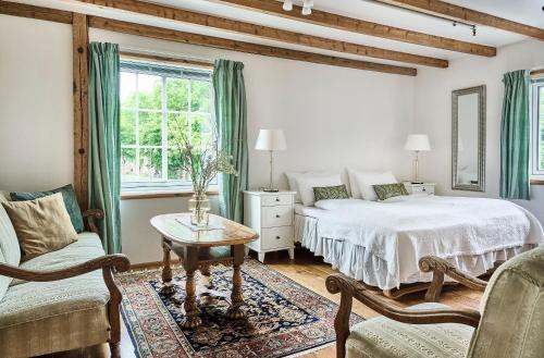 Bekkjarvik的住宿－Bekkjarvik Gjestgiveri，卧室配有1张床、1张桌子和1把椅子