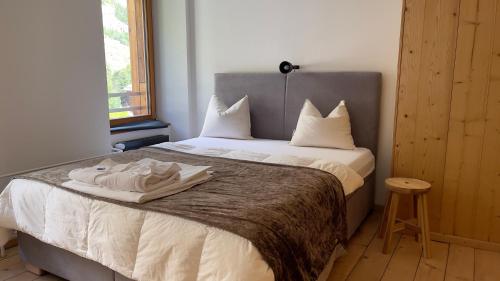 a bedroom with a bed with white sheets and pillows at Ferienwohnungen Haus Alte Bäckerei in Randa