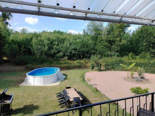 vistas a una piscina en un patio en Maison de campagne avec piscine 