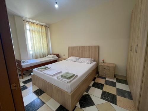 um pequeno quarto com uma cama e uma secretária em Bajovah Apartments & Restaurant em Tirana