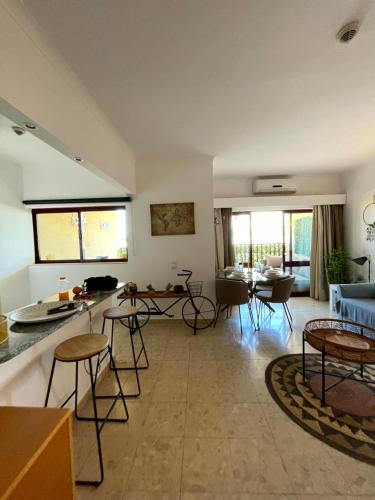 ein Wohnzimmer mit einem Sofa, einem Tisch und Stühlen in der Unterkunft Estrela do Mar II in Portimão