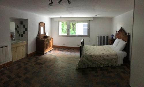 1 dormitorio con 1 cama, vestidor y ventana en Le Moulin de Crampaux, en Mansigné