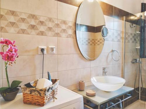 a bathroom with a sink and a mirror at Meraki apartment in Zenempisátika