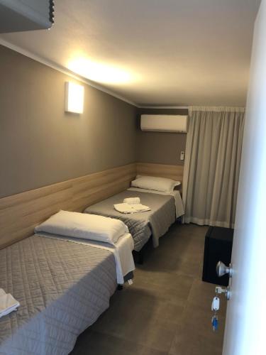 una camera d'albergo con tre posti letto di Hotel Rex a Lido di Savio