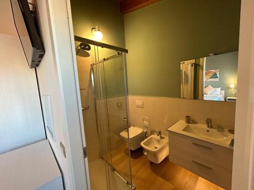 La salle de bains est pourvue d'une douche, d'un lavabo et de toilettes. dans l'établissement Ferdinando’s House, à Pozzomaggiore
