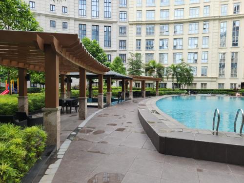マニラにある81 Newport C5 10i Balcony & Pool across NAIA T3の大きな建物の前のスイミングプール