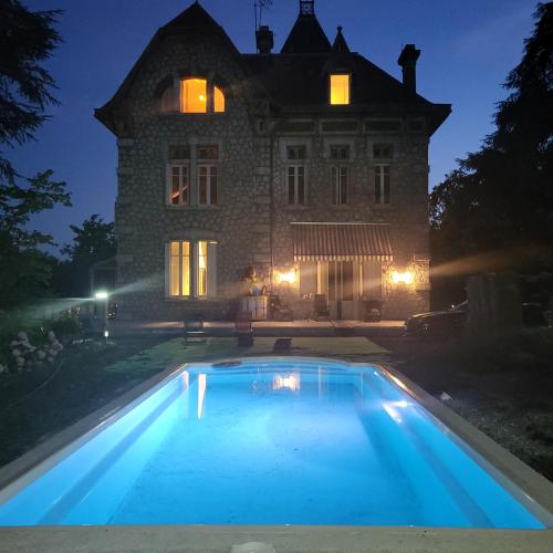 une maison avec piscine devant un immeuble dans l'établissement Château / Manoir de Saint-Gaudens, à Saint-Gaudens