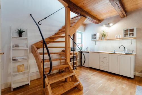 バンスカー・シュチャヴニツァにあるDobré časy - Rodinný apartmán III.のキッチン(螺旋階段付)