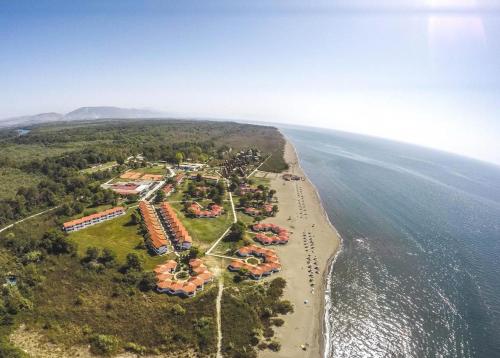 uma vista aérea de um resort na praia em Nafija No1 em Donji Stoj