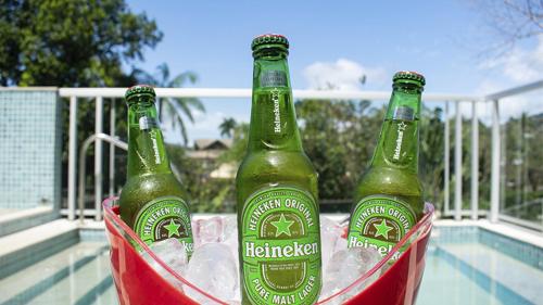 two bottles of beer in a basket next to a pool at Pousada do Tenório in Ubatuba