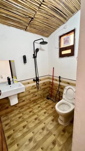 a bathroom with a toilet and a sink at Wadi Shab Beach House in Ramlah