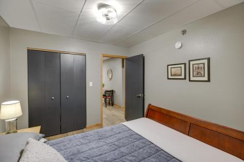 ein Schlafzimmer mit einem großen Bett und einem Schrank in der Unterkunft Modern Yankton Apartment Near Riverside Park! in Yankton