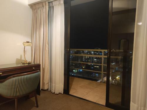 Habitación con escritorio y ventana con vistas. en Miraflores Confort Suite, en Lima