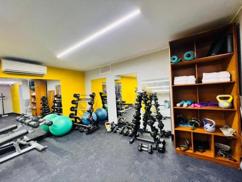 ein Fitnessstudio mit einem Haufen Ausrüstung in einem Zimmer in der Unterkunft Miraflores Confort Suite in Lima