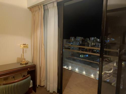 Habitación con ventana y vistas a la ciudad. en Miraflores Confort Suite, en Lima
