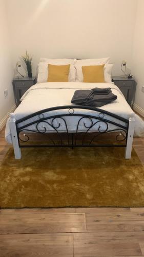 una camera da letto con un letto con lenzuola bianche e un tappeto di Alpha house a Londra