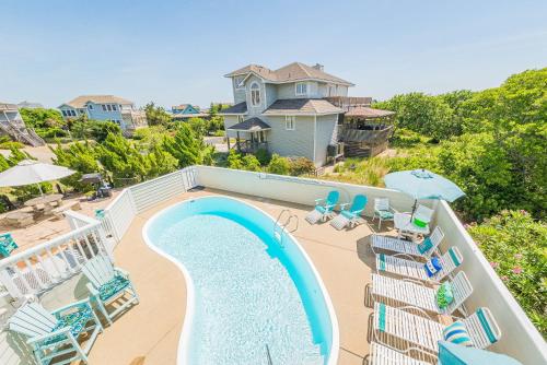 an aerial view of a swimming pool and chairs at Simple Gifts by the Sea in Duck