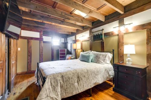 ein Schlafzimmer mit einem Bett und einer Holzdecke in der Unterkunft Rustic Liberty Retreat with Private Patio and Gazebo! in Liberty