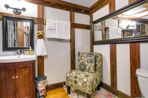 ein Badezimmer mit einem Stuhl und einem Waschbecken in der Unterkunft Rustic Liberty Retreat with Private Patio and Gazebo! in Liberty