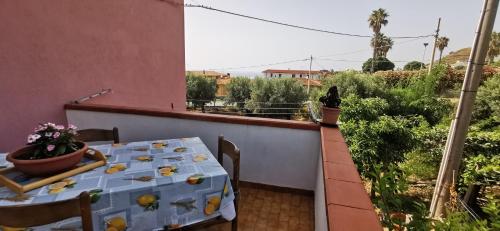 uma mesa com uma toalha de mesa azul numa varanda em B&B Calù em Cittadella del Capo