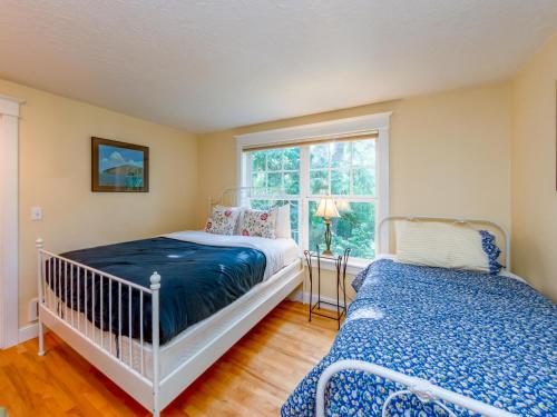 a bedroom with two beds and a window at Bella Mar in Nehalem