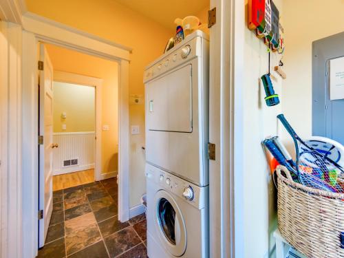 a washer and dryer in a laundry room at Bella Mar in Nehalem