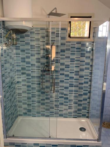 a shower with a glass door in a bathroom at IL Lago dei sogni in Posta Fibreno