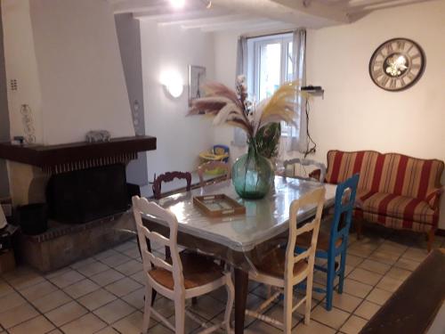Χώρος καθιστικού στο Maison chaleureuse avec cheminée des coudrais